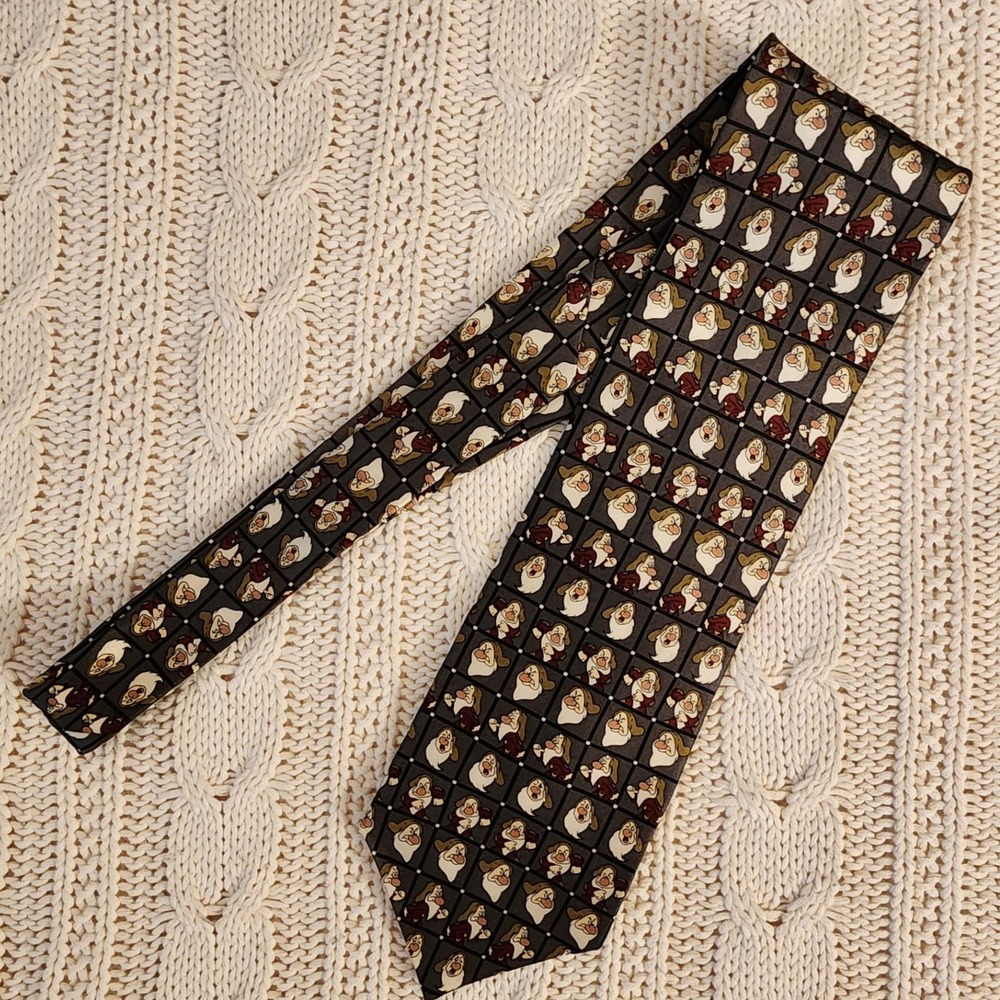 Walt Disney World Mens Silk Tie Snow White‎ Seven Dwarfs Sleepy Grey Character